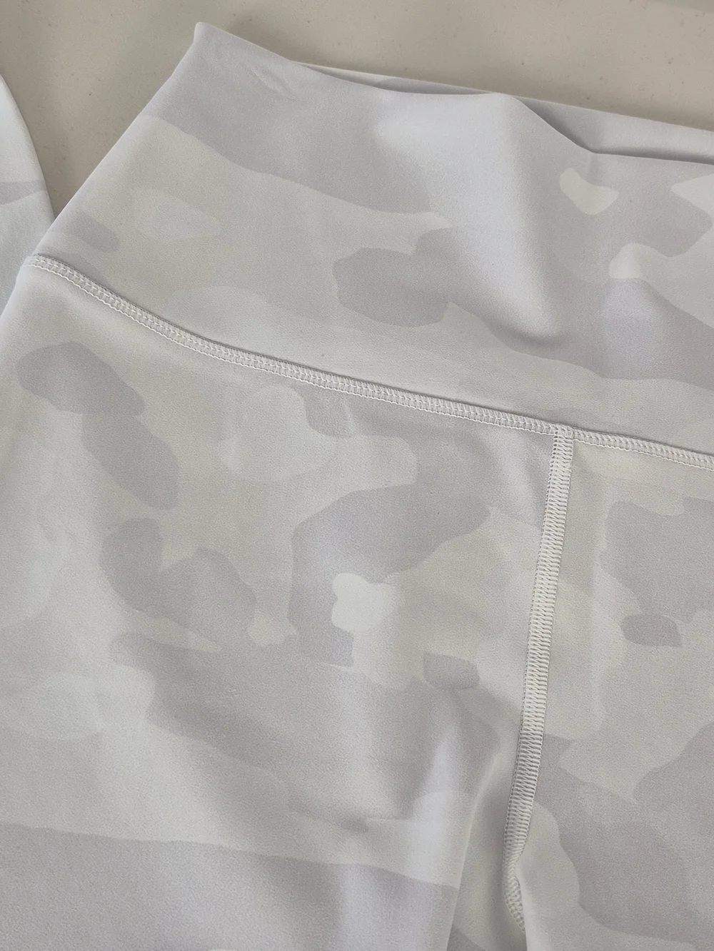 Alo Yoga High-Waist Vapor Leggings White Camouflage - Size M